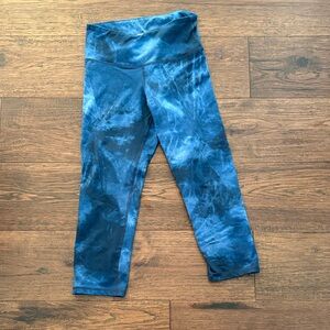 Old Navy Active Blue Tie-Dye Cropped Leggings - Size Medium